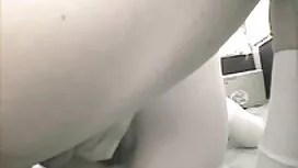 Молода жінка в чорно ...