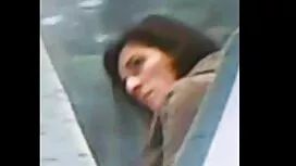 Азіатка піднімає ван ...