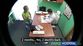 Чорношкіра жінка вхо ...