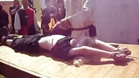 Біла жінка під порно ...